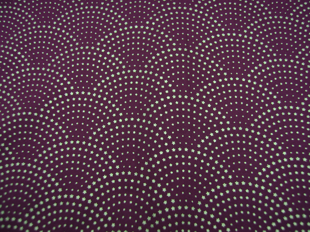 Baumwolle Popeline - Mini Sterne - graphisches Muster - Weihnachtliche Motive auf Aubergine - 0.5m