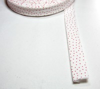 Schrägband: klitzekleine rote Punkte auf weiß.