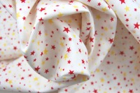 Helle Baumwolle mit gelb-roten Sternen 0.5 Meter 2