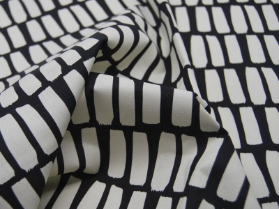 Beschichtete Baumwolle - Dots and Stripes - Cremeweiße Streifen auf Schwarz 0,5 m
