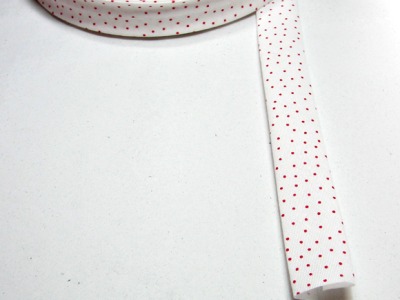 Schrägband: klitzekleine rote Punkte auf weiß.