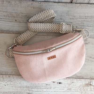 Crossbody Bag maxi - rosé mit Reißverschlussfach