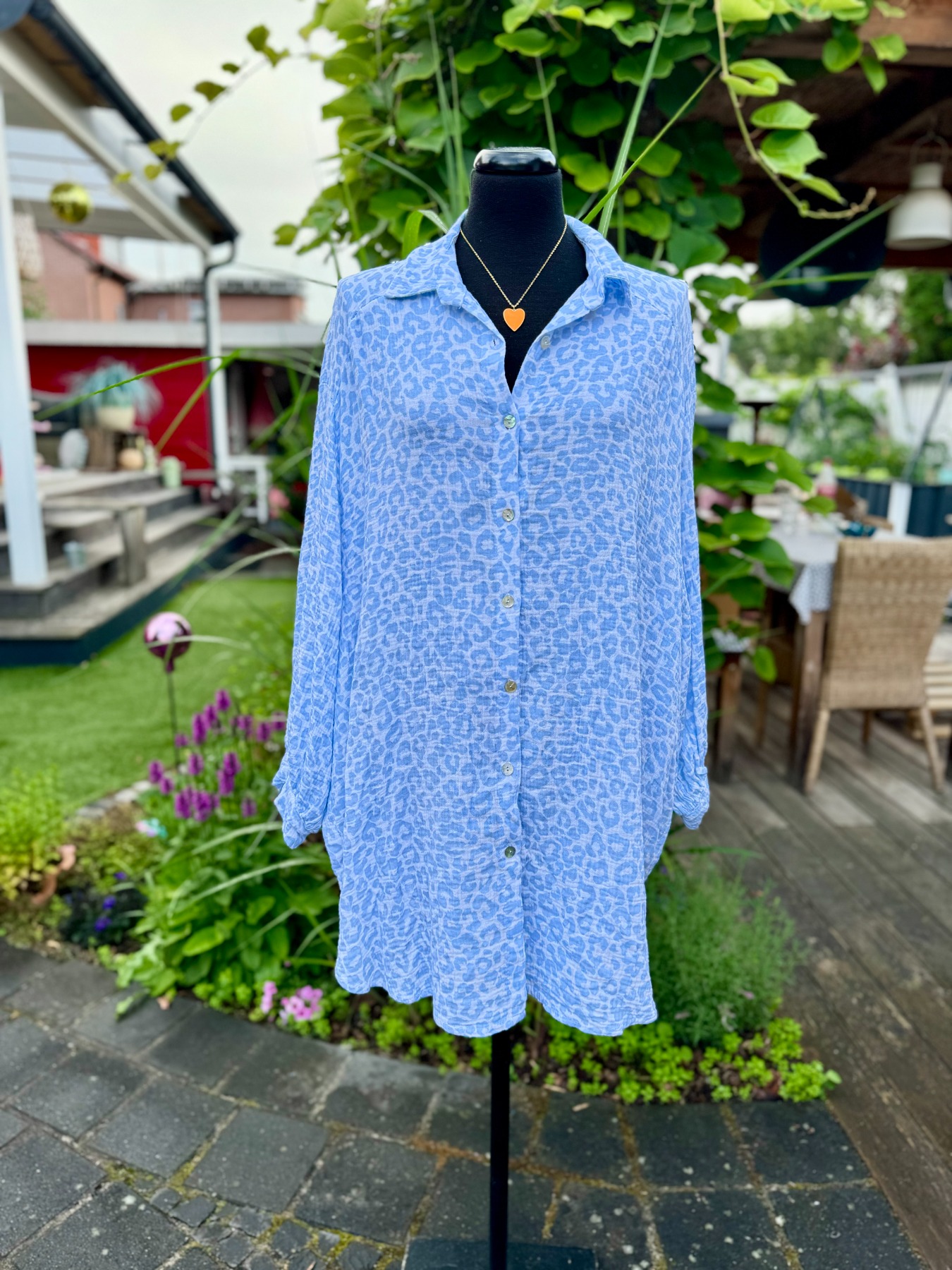 Musselin Bluse hellblau weiß mit Leoprint in lang