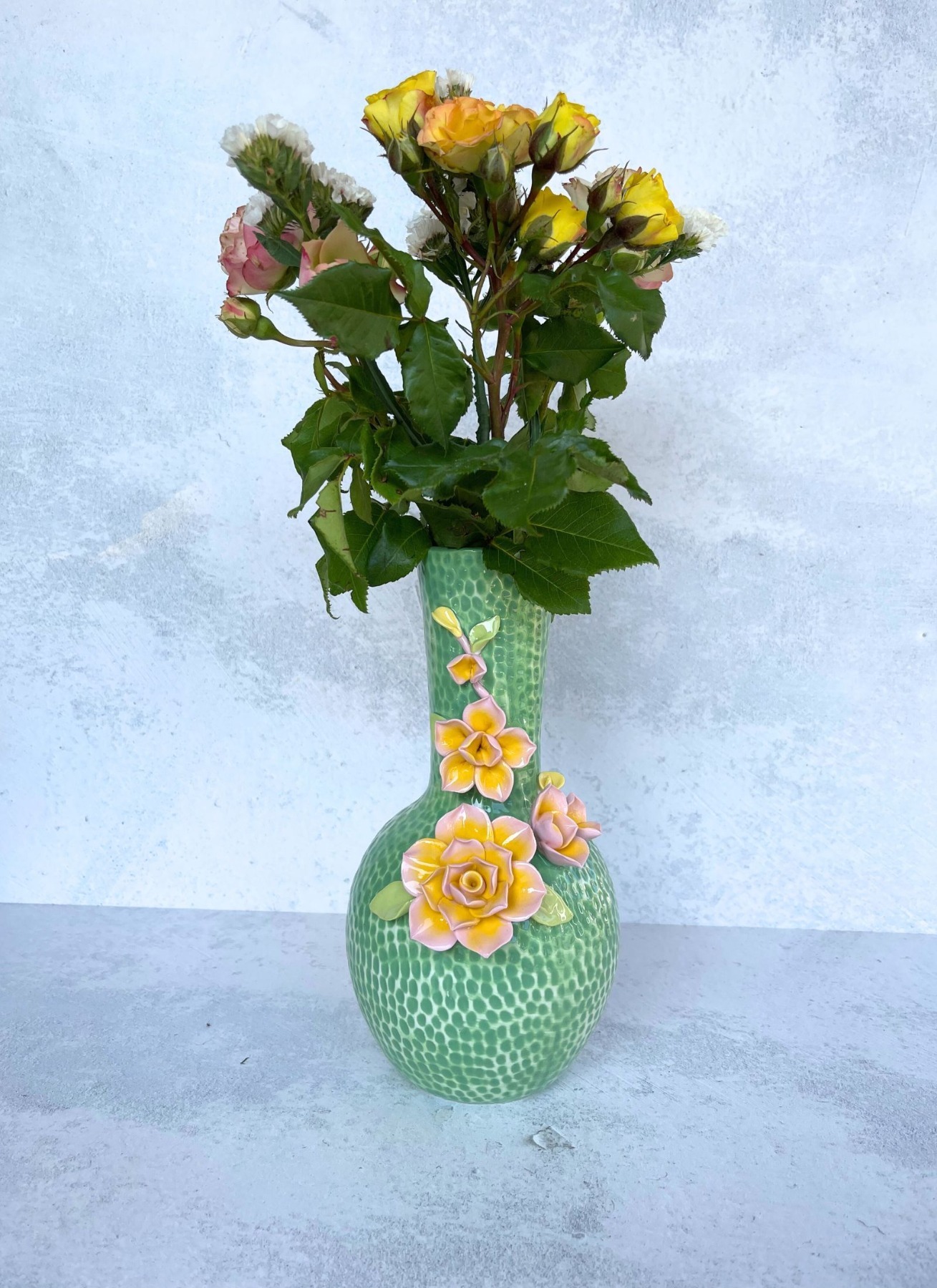 RICE | Vase | Keramik | grün mit gelben 3D Blüten 2