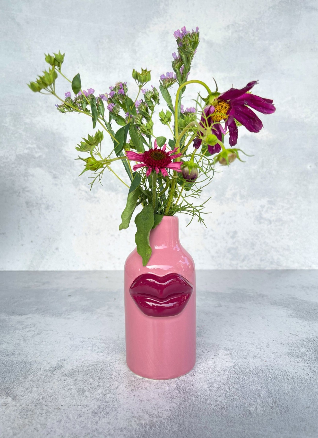 RICE | Vase | Keramik | himbeer mit dunkelroten 3D Lippen - klein 2