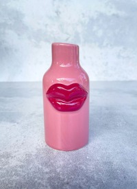 RICE | Vase | Keramik | himbeer mit dunkelroten 3D Lippen - klein