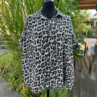 Musselin Bluse weiß/grau/beige Leoprint in mittellang - Lieblingsteil