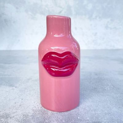 RICE | Vase | Keramik | himbeer mit dunkelroten 3D Lippen - klein - Wunderschöne handgearbeitete