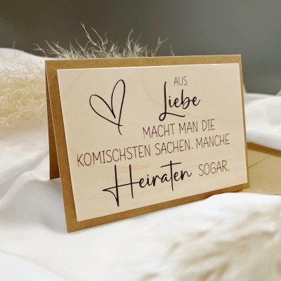 Geschenk Karte Holz Hochzeit Spruch Aus Liebe macht man die komischsten Sachen....