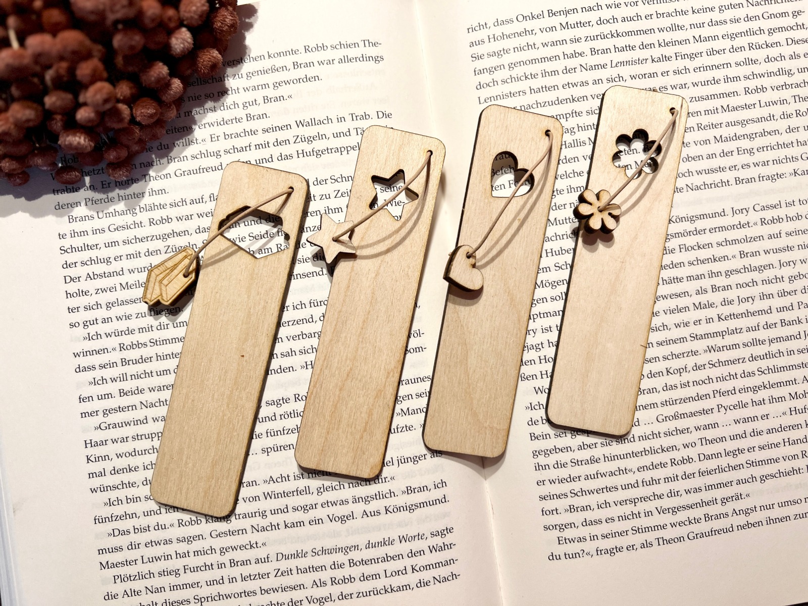 Lesezeichen aus Holz schlichtes Holzlesezeichen mit kleinen herausnehmbaren Holzapplikationen -