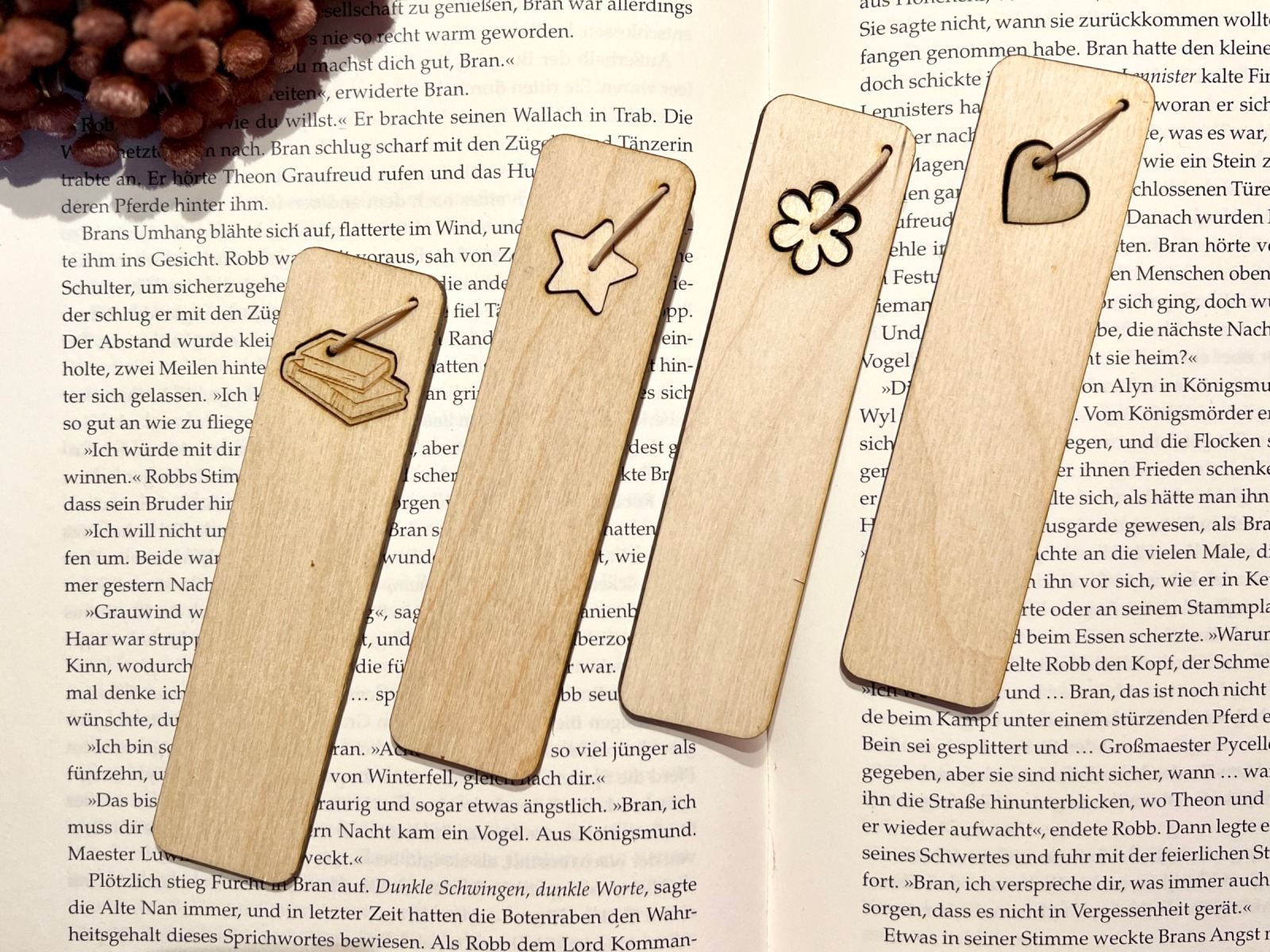 Lesezeichen aus Holz schlichtes Holzlesezeichen mit kleinen herausnehmbaren Holzapplikationen -