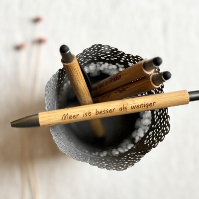 gravierter Kugelschreiber, Bambuskugelschreiber Meer ist besser als weniger, Kuli mit Text -