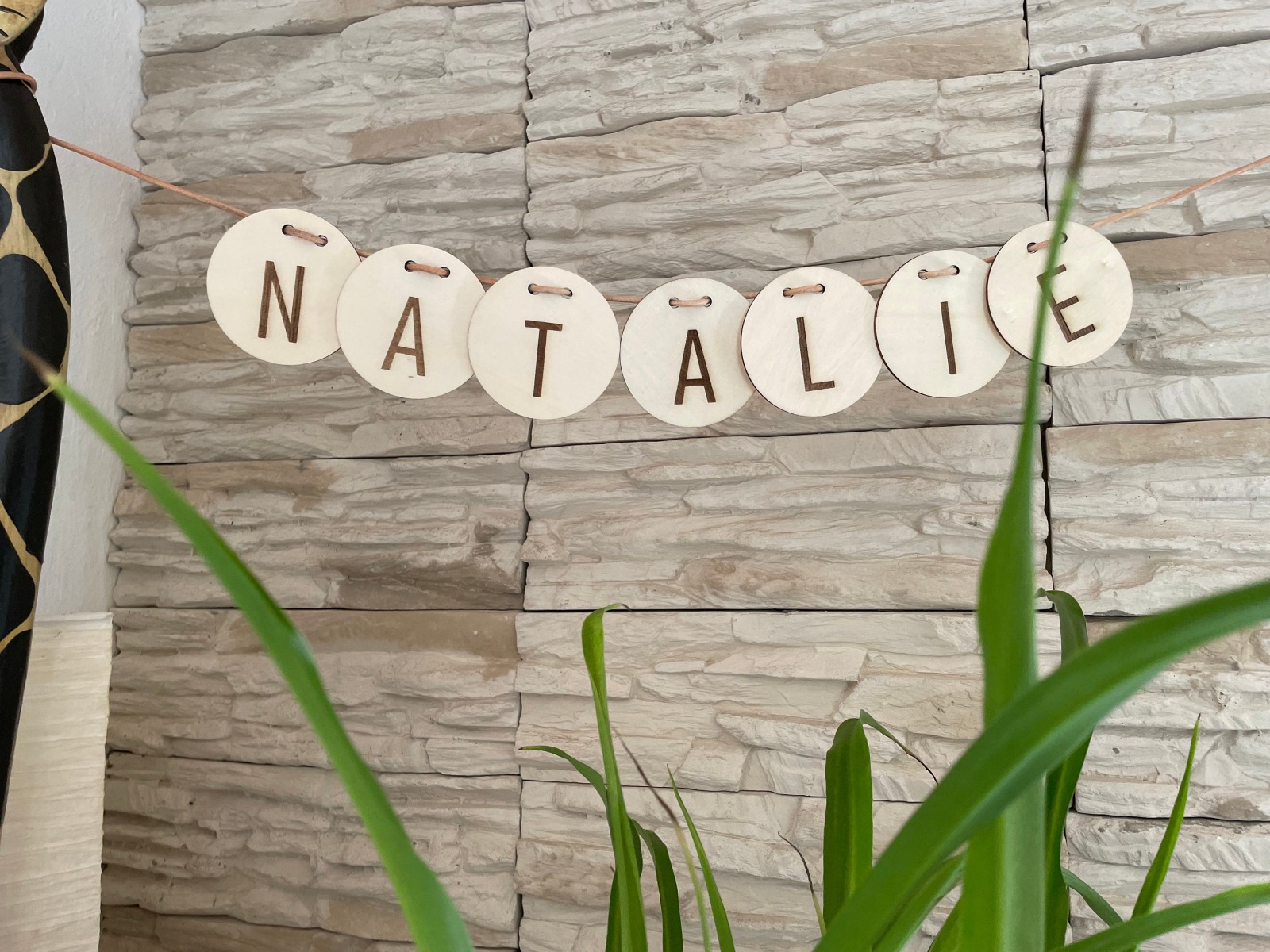 Namensgirlande aus Holzscheiben, personalisierte Girlande Kinderzimmer, Personalisierte Wimpelkette