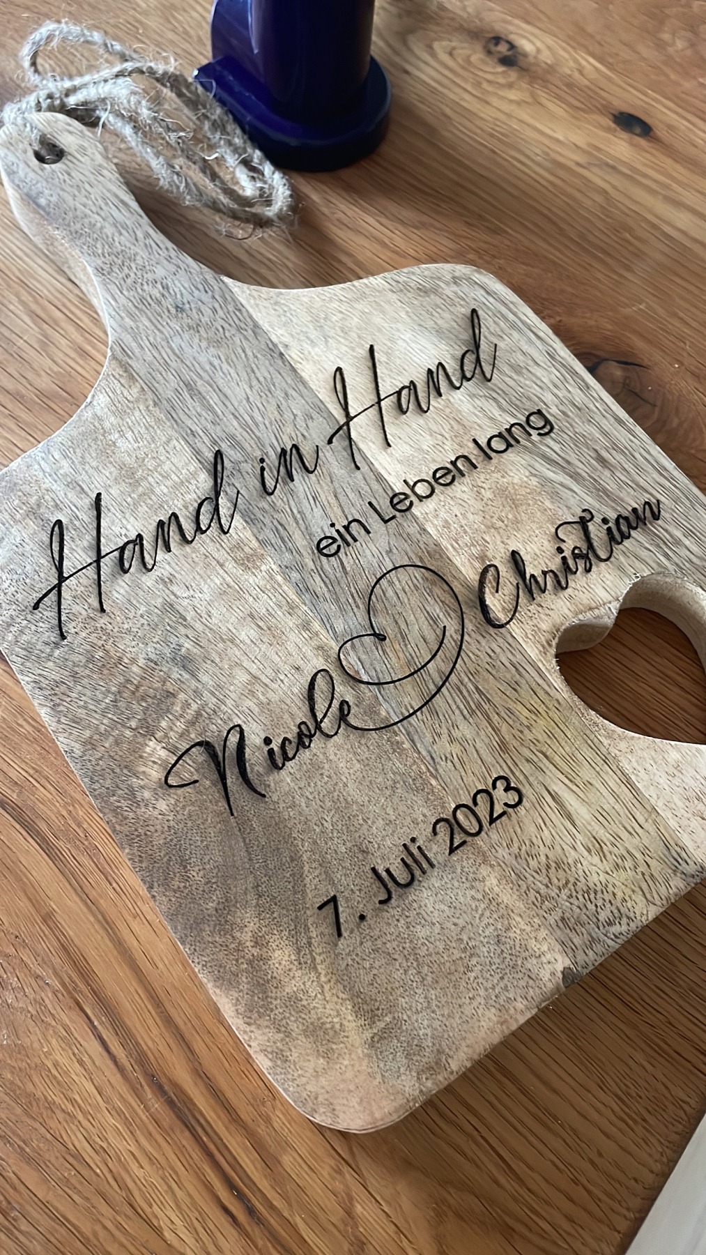 Hand in Hand ein Leben lang - Personalisierte Hochzeitsgeschenke - Holzbrett