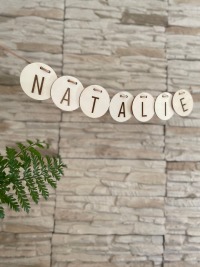 Namensgirlande aus Holzscheiben, personalisierte Girlande Kinderzimmer, Personalisierte Wimpelkette