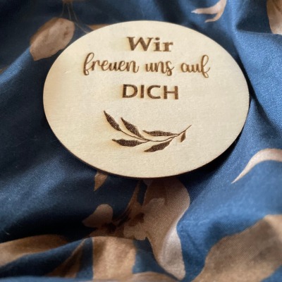 Wir freuen uns auf dich - Sei frech Runde Meilensteine aus Holz, Babyparty, Geschenkidee zur Geburt,