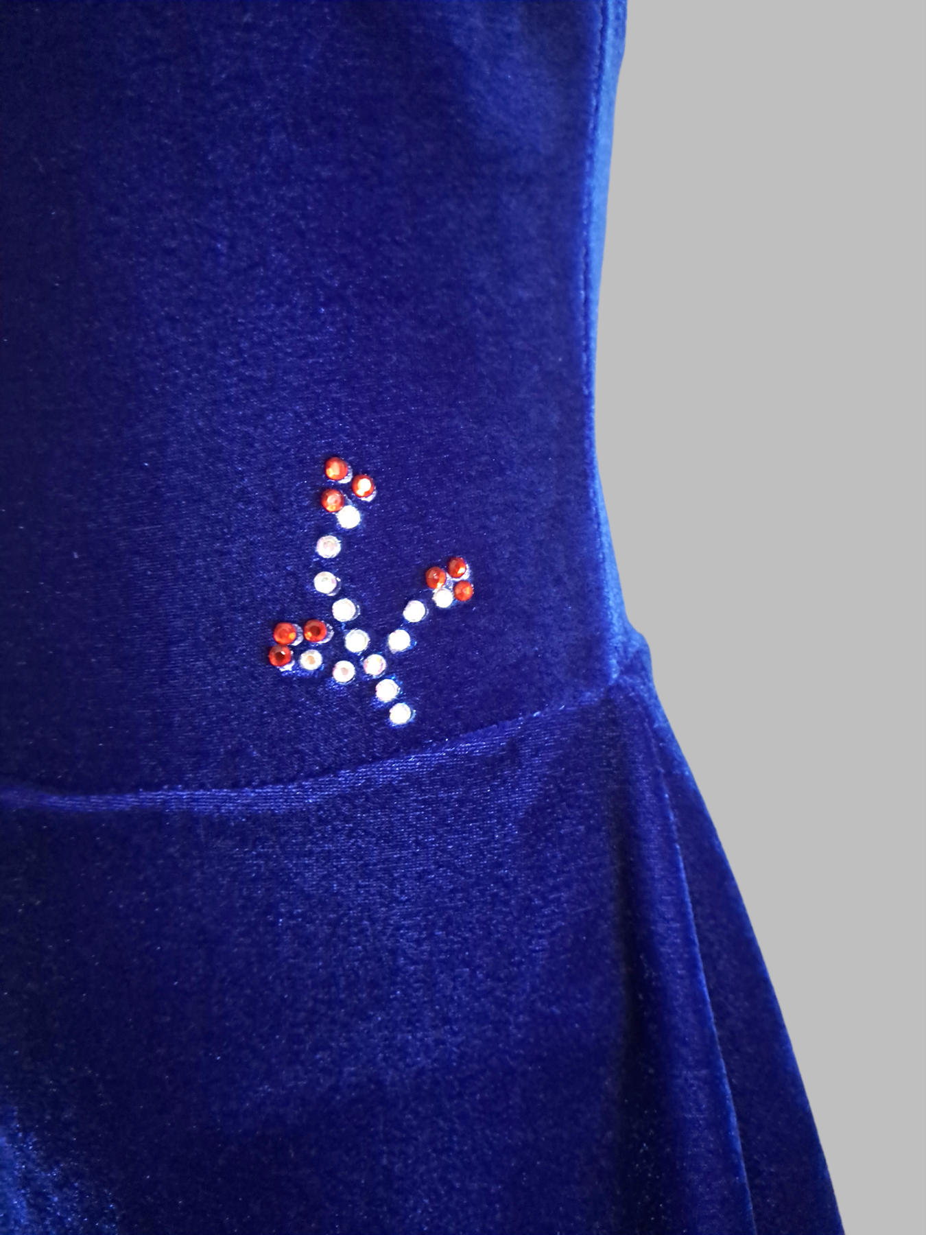 Elegantes gebrauchtes Neckholder- Kürkleid aus dunkelblauem Stretch-Samt - Größe 128-134