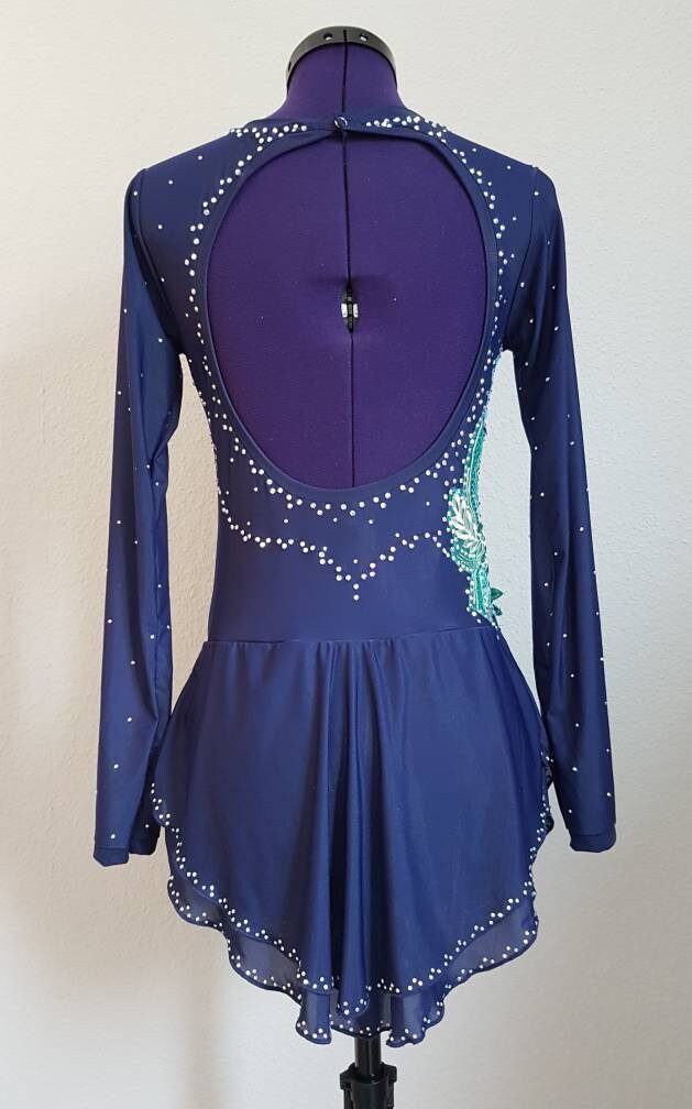 Stilvolles blaues Eiskunstlaufkleid mit Spitzenapplikation und funkelnden Strass