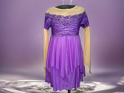 Elegantes Empire-Stil Kürkleid in violett, handgefertigt, mit Silberglitzer bemalt