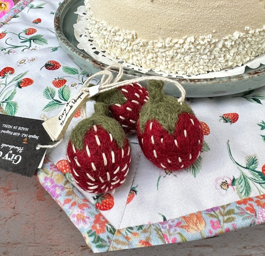 3 Stck. Filz Erdbeeren zum Aufhängen / Geschenkanhänger 2