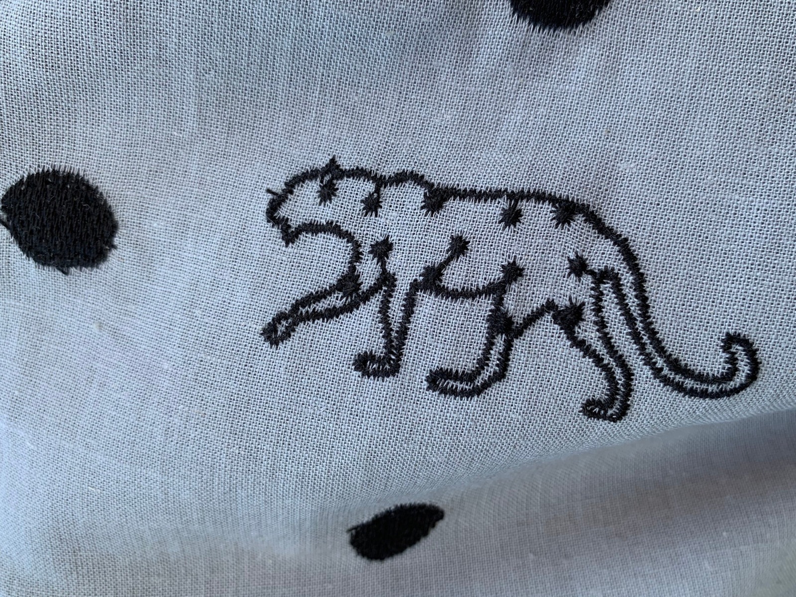 Kokka Echino Panther bestickter Leinen-/Baumwollstoff grau 3