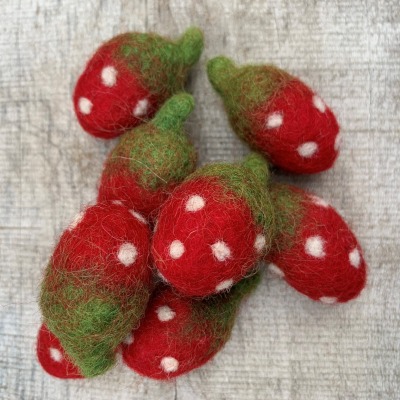 4 Stck. Erdbeeren aus Filz JIM KNOPF