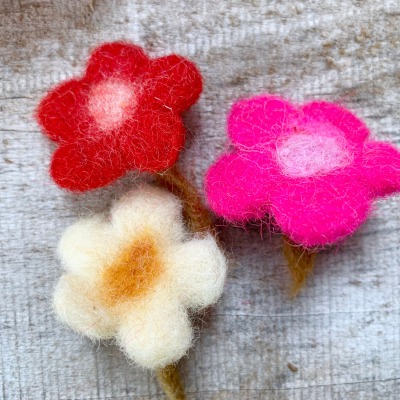 Filz Blüte mit Stiel in drei Farben JIM KNOPF