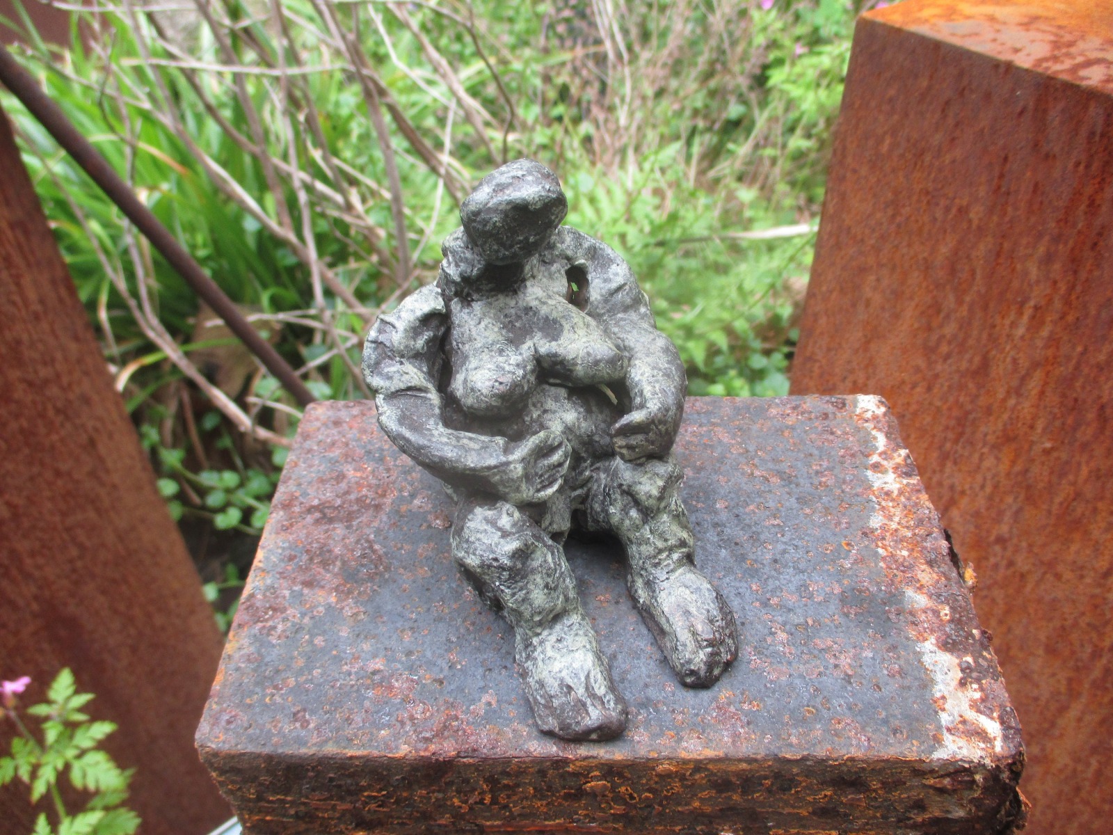 Bronze kleine Frau 7er Auflage signiert datiert Kunst modern art Skulptur braungrüne Patina 4