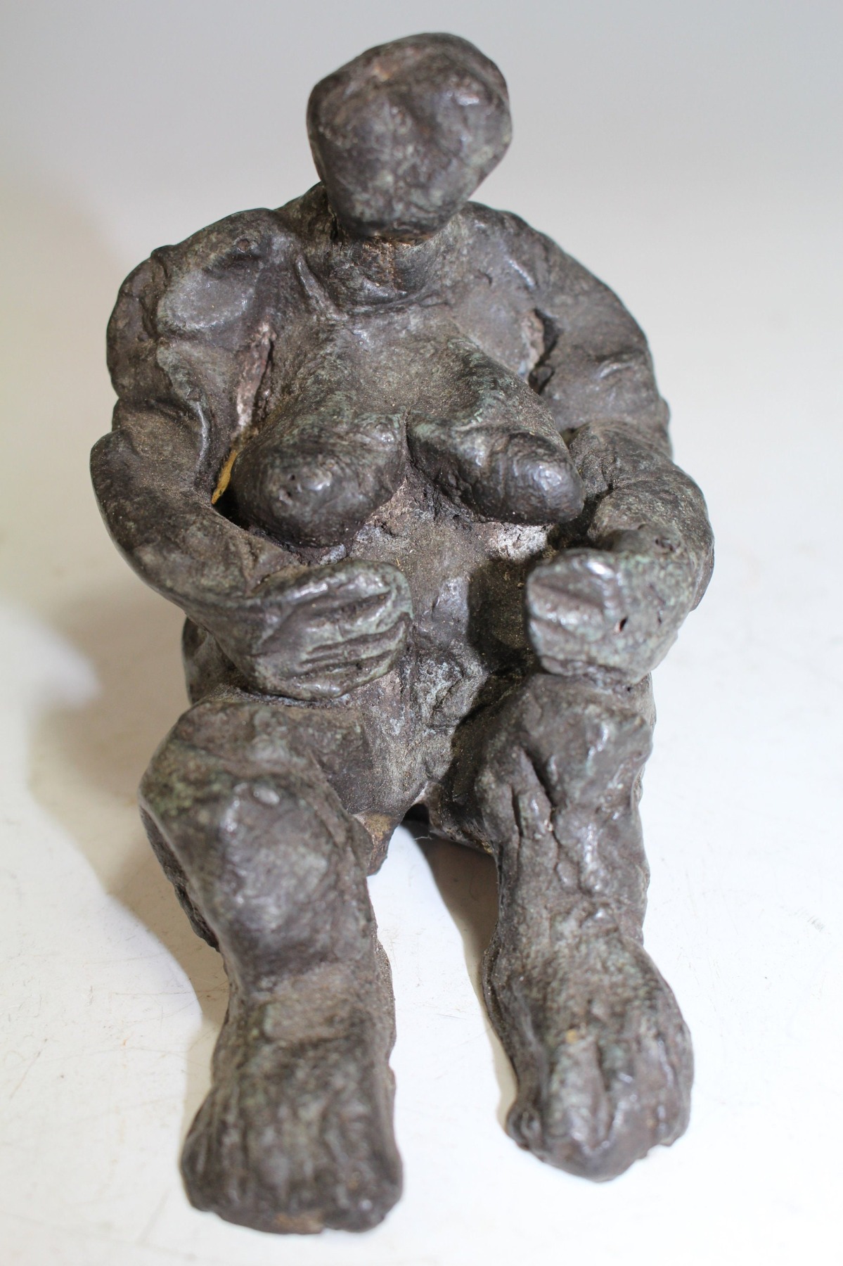 Bronze kleine Frau 7er Auflage signiert datiert Kunst modern art Skulptur braungrüne Patina 3