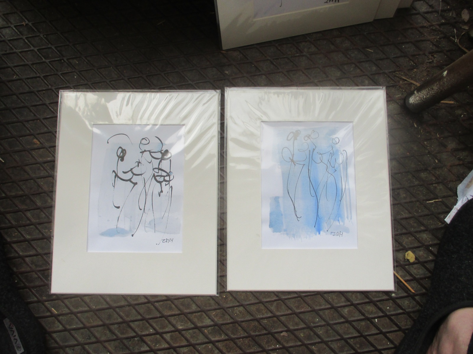 Frauen mit hellblau Original Zeichnung in Passepartout 24x30 cm 6