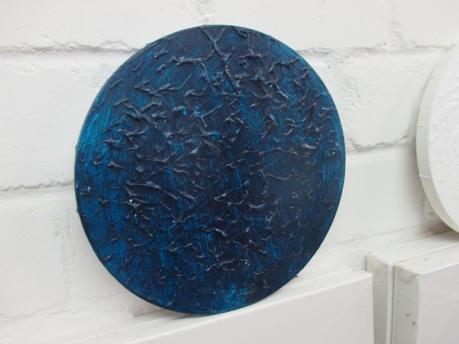 monochrome Strukturbilder in rund - Texture art blau Sandbild 30x2cm 5