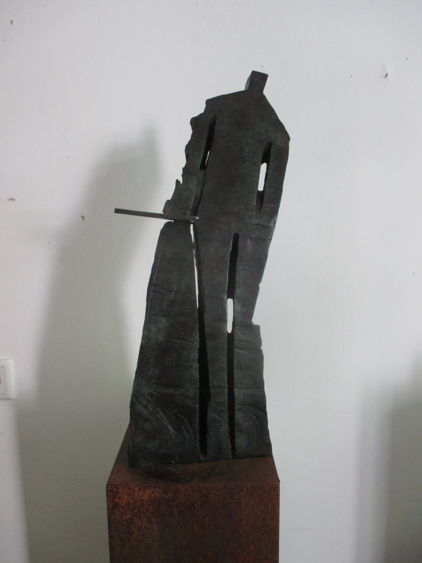 Mann am Pult - Akt Kettensägen - Bronzeskulptur