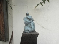 Bronze kleine Frau Mutter mit Kind 7 signiert datiert Skulptur graugrüne Patina