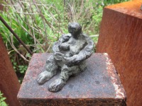 Bronze kleine Frau 7er Auflage signiert datiert Kunst modern art Skulptur braungrüne Patina 5