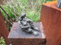 Bronze kleine Frau 7er Auflage signiert datiert Kunst modern art Skulptur braungrüne Patina