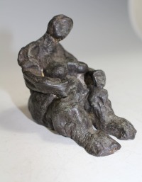 Bronze kleine Frau 7er Auflage signiert datiert Kunst modern art Skulptur braungrüne Patina 2