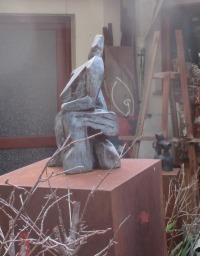 abstrakte Frau auf Würfel - Akt Kettensägen - Bronzeskulptur 2