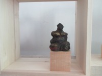 Sitzende Original Skulptur kleines Urweib - little Nude Einzelstück