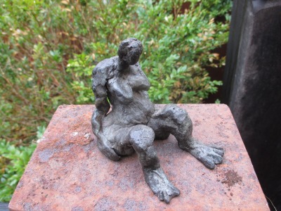 Bronze kleine Frau 7er Auflage signiert datiert Kunst free shiping modern art Skulptur graugrüne Pa