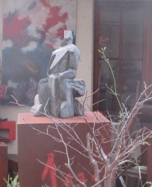 abstrakte Frau auf Würfel - Akt Kettensägen - Bronzeskulptur