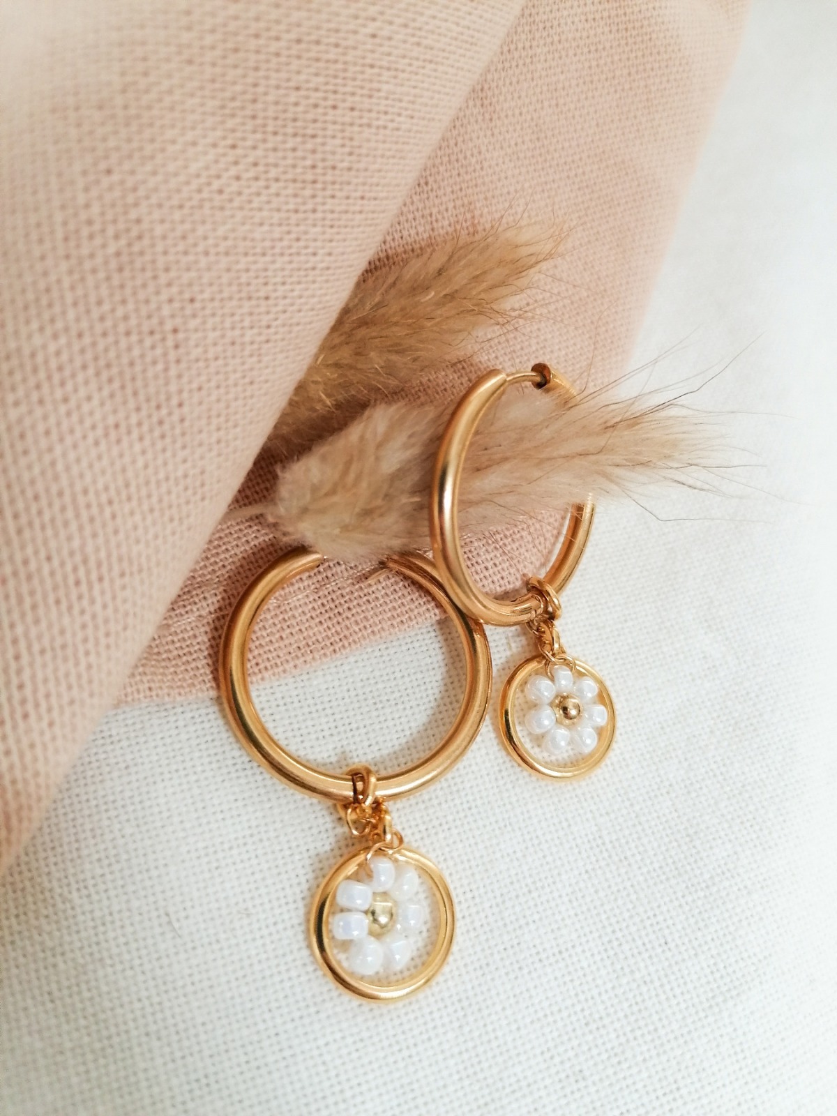 AMANDA ✦ 25mm gold hoop earrings with white bead flower charm / Click  closure