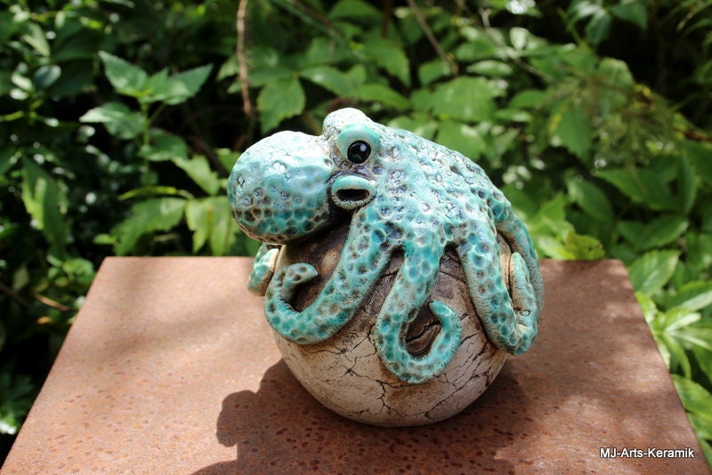 Keramik Oktopus auf Kugel, Beetstecker Gartenkugel Gartenkeramik - Unikat