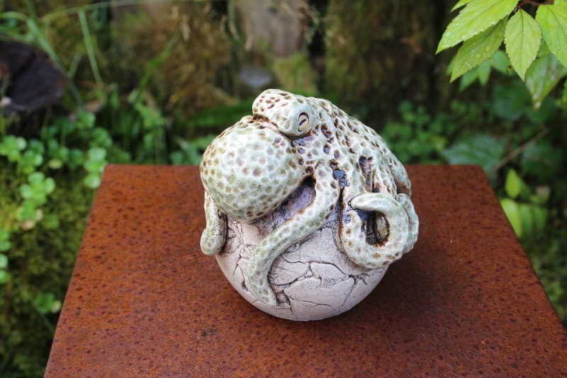Keramik Oktopus auf Kugel, Beetstecker Gartenkugel Gartenkeramik Unikat 2
