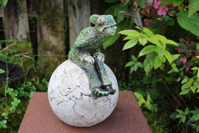 Elfe auf Kugel Chamäleonelf Chamäleon Gartenfigur Keramikfigur Unikat