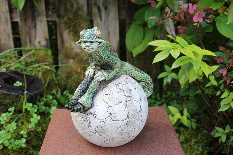 Elfe auf Kugel Chamäleonelf Chamäleon Gartenfigur Keramikfigur Unikat 6