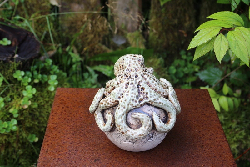 Keramik Oktopus auf Kugel, Beetstecker Gartenkugel Gartenkeramik Unikat 4