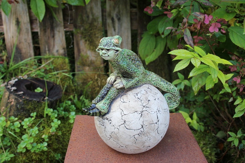 Elfe auf Kugel Chamäleonelf Chamäleon Gartenfigur Keramikfigur Unikat 4