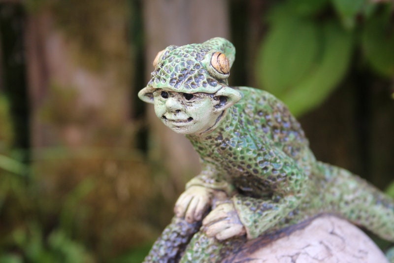 Elfe auf Kugel Chamäleonelf Chamäleon Gartenfigur Keramikfigur Unikat 5