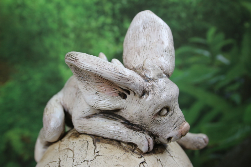 Schlafender Gargoyle auf Kugel, Keramik Unikat 3