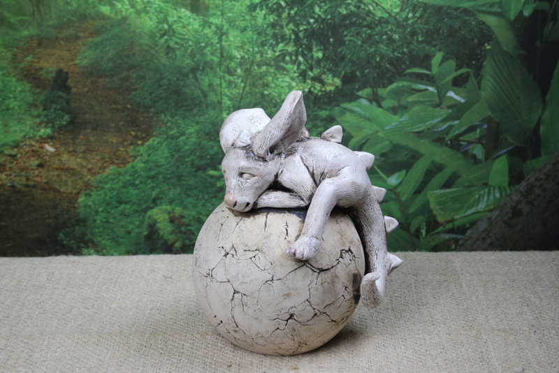 Schlafender Gargoyle auf Kugel, Keramik Unikat 8